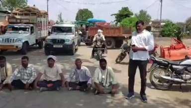 सेनगाव: हळद विक्री दरम्यान होणाऱ्या कपाती चा निषेध , रस्ता रोको आंदोलन प्रहार जनशक्ती पक्षाचे जिल्हाध्यक्ष विजय वानखेडे