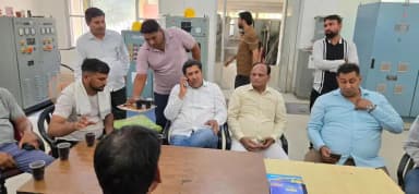 "यूनियन आपके द्वार" कार्यक्रम के तहत 220 केवी सब स्टेशन सेक्टर-46 में कर्मचारियों के बीच HSEB वर्कर यूनियन नेता पहुँचें