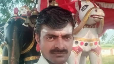 गोला: गोला के कोटिया नायक स्थित समयस्थान मंदिर परिसर में संदिग्ध परिस्थितियों में पेड़ से लटका मिला युवक का शव