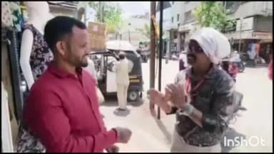 लातूर: गांधीगिरीनंतर आता ‘धप्पा पॅटर्न’! लातूर मनपाच्या अतिक्रमण विभाग प्रमुख गोपी साठे यांची अतिक्रमणाविरोधात अनोखी मोहीम