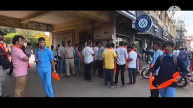 ಹುಬ್ಬಳ್ಳಿ ನಗರ: ಹುಬ್ಬಳ್ಳಿಯ ವಿದ್ಯಾರ್ಥಿಗಳಿಗೆ ಕೇಸರಿ ಶಾಲ್ ವಿತರಣೆ