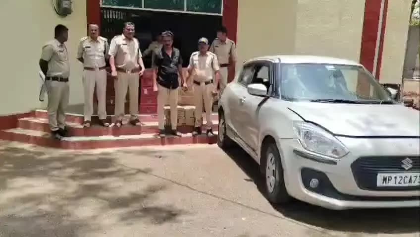 खालवा; कार से 29 पेटी शराब जब्त, मंत्री प्रतिनिधि का भतीजा गिरफ्तार; एक फरार