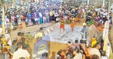 தென்காசி: சிவகிரி உள்பட 7 கோயில்களில் வைகாசி பூக்குழி வைரல் VIDEO; ஆயிரக்கணக்கான பக்தர்கள் தீ மிதித்தனர்!
