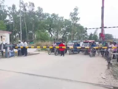 मऊ: इंदारा रेलवे वाराणसी मार्ग पर तेज रफ्तार ई-रिक्शा चालक ने रेलवे क्रॉसिंग तोड़ा, मौके पर पहुंची आरपीएफ पुलिस