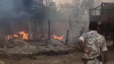 मेदिनीनगर (डालटनगंज): डालटनगंज रेलवे स्टेशन के पास गुड्स यार्ड में झोपड़ी में आग, ट्रक जला, फायर ब्रिगेड ने आग बुझाई