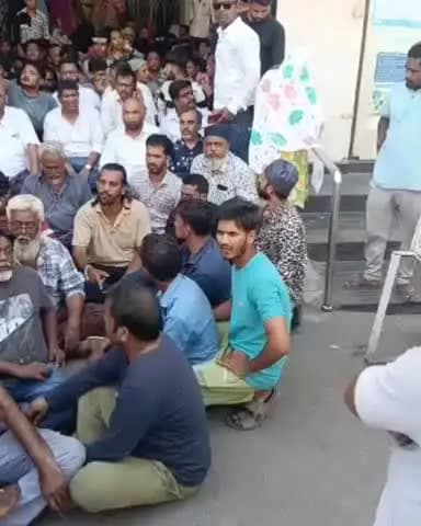 પુણા: નાસિર નગરમાં પાલિકા દ્વારા ડિમોલિશન નો મામલો,અસરગ્રસ્તો ના પાલિકાની મુખ્ય કચેરી બહાર શાંતિપૂર્ણ ધરણા,