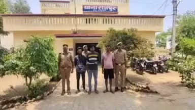 सिकंदरा: राजपुर पुलिस की बड़ी कार्रवाई: बैलाही से तीन शातिर पशु चोर गिरफ्तार, चोरी की दो भैंसें, लोडर वाहन और नाजायज चाकू बरामद