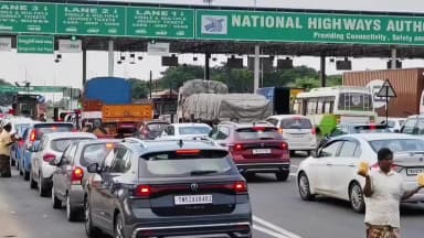 உளுந்தூர்பேட்டை: விடுமுறை முடிந்து சென்னைக்கு படையெடுக்கும் வாகனங்களால் செங்குறிச்சி சுங்கச்சாவடியில் கடுமையான போக்குவரத்து நெரிசல்