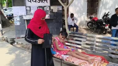 मुज़फ्फरनगर: जिला अस्पताल पर उठे सवाल, डॉक्टर पर दिव्यांग बच्ची की टांग तोड़ने का आरोप, मां ने खोला डॉक्टर के खिलाफ मोर्चा