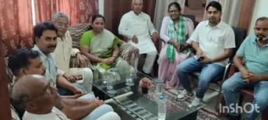 चतरा: कांग्रेस प्रदेश अध्यक्षा रमा खलखो और पूर्व विधायक अकेला यादव चतरा परिसदन भवन पहुंचे
