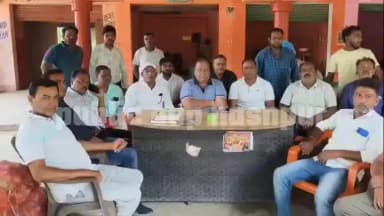 हसनपुर: हसनपुर के सब्जी एवं फल व्यापारियों ने मंडी कर्मचारी पर गंभीर आरोप लगाते हुए आंदोलन की चेतावनी दी