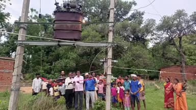 कैरो: करंज टोली में सांसद सुखदेव भगत के प्रयास से लगा नया 25 केवीए ट्रांसफार्मर, सांसद प्रतिनिधि समीद अंसारी ने किया उद्घाटन