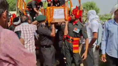 झुंझुनू: इंडाली के वीर सपूत ग्रेनेडियर सुनील कुमार को तिरंगे में अंतिम विदाई, 17 दिन पहले बेटे के जन्म की खुशियों में शामिल हुए थे