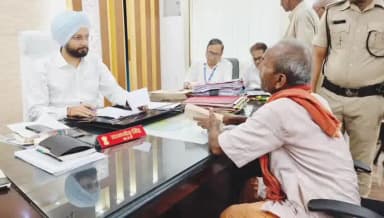 जिला मुख्यालय स्थित समाहरणालय परिसर में जन सुनवाई कार्यक्रम में जिला पदाधिकारी श्री तरण जोत सिंह ने 47 शिकायतें सुनी।