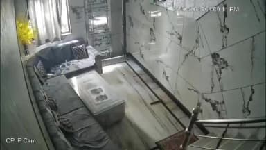 बड़ौत: पट्टी मेहर बड़ौत में कस्टम अधिकारी के घर पत्नी और मायके वालों द्वारा मारपीट का CCTV वीडियो आया सामने