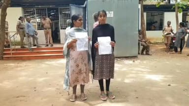 திண்டுக்கல் கிழக்கு: தனது தந்தை வாங்கிய கடனுக்காக தங்களை விற்க முயற்சிப்பதாக மாவட்ட ஆட்சித் தலைவரிடம் சகோதரிகள் பரபரப்பு புகார்
