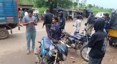 అల్లూరి జిల్లా: వాహన చోధకులు రహదారి భద్రత నియమాలను పాటించాలని సూచించిన ఎస్ఐలు పాపి నాయుడు, దుర్గాప్రసాద్