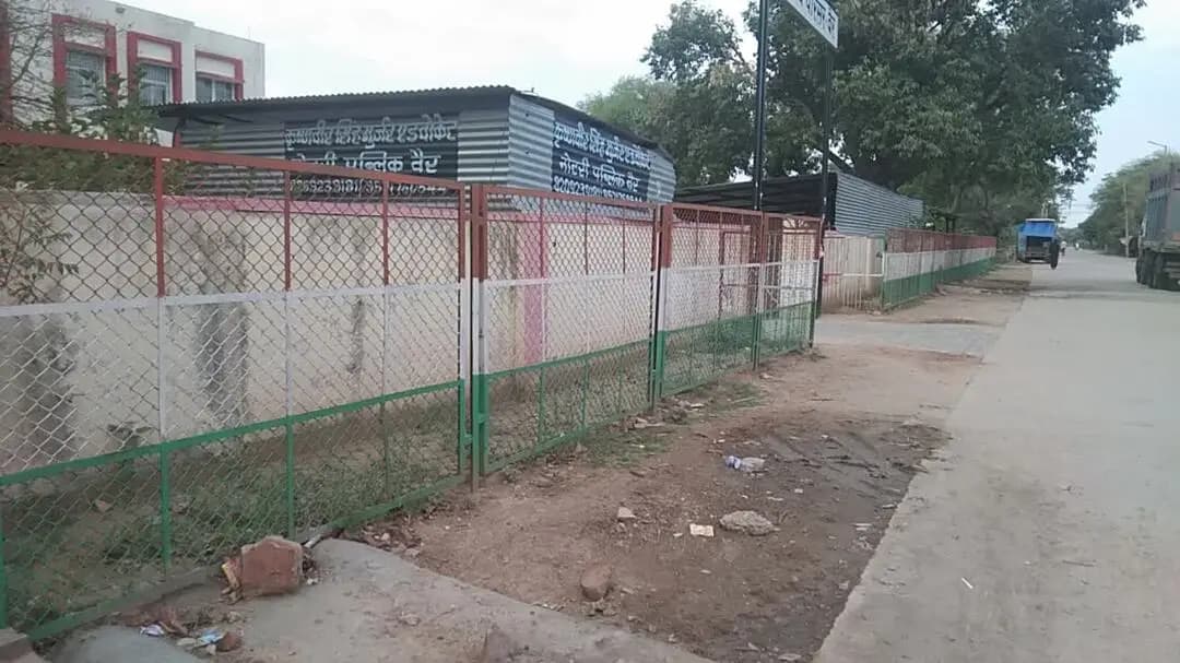 कस्बा वैर न्यायालय की लगी जालियों में अवैध खनन के ट्रैक्टर ने मारी टक्कर जालियां हुई क्षतिग्रस्त अब तक कोई कार्यवाही नही