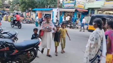 நிலக்கோட்டை: அரசு ஊழியரை கத்தியில் குத்தி கொலை வெறி தாக்குதல். நடவடிக்கை எடுக்காத காவல்துறையை கண்டித்து சாலையில் அமர்ந்து திடீர் தர்ணா போராட்டம்