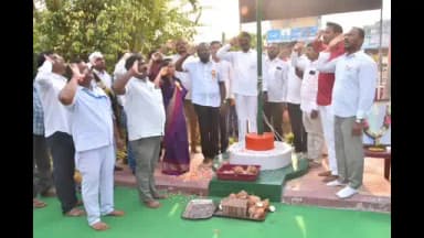 రామగుండం: రైజింగ్ నగరంగా అభివృద్ధి చేస్తున్నాం., మున్సిపల్ ఆఫీసులో తెలంగాణ అవతరణ దినోత్సవంలో మేయర్ మహంకాళి స్వామి కమిషనర్