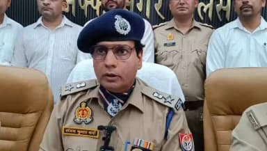 #ऑपरेशन_किसान_प्रहरी
🔸किसानों को सरकारी अनुदान पर उपलब्ध कराई जाने वाली यूरिया खाद को अवैध रूप से खरीदकर यमुना नगर, हरियाणा में रखकर आगे ऊचे दामो पर फैक्टरियों में किया जाता था सप्लाई।
🔸विगत 06 माह में इस गिरोह द्वारा लगभग 15.12 लाख किलोग्राम अनुदानित यूरिया की कालाबाजारी किए जाने का खुलासा।
🔸थाना जानसठ पुलिस एवं एसओजी देहात की संयुक्त कार्रवाई में खाद की कालाबाजारी करने वाले अन्तर्राज्यीय गिरोह के 08 अभियुक्त गिरफ्तार।
🔸अभियुक्तों के कब्जे से कुल 454 कट्टे(20,430 किलोग्राम) अनुदानित यूरिया, 02 पिकअप, 01 कैंटर, 01 कार तथा फर्जी बिल (अनुमानित कीमत करीब 60 लाख रूपये) बरामद।
🔸इस सराहनीय कार्य करने वाली पुलिस टीम को SSP श्री संजय कुमार वर्मा द्वारा 25 हजार रुपये के पुरस्कार से पुरस्कृत किया गया।
🔸इस सम्बन्ध में SSP श्री संजय कुमार वर्मा की बाइट-
#UPPolice
@Uppolice