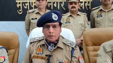 ✔️थाना कोतवाली नगर पुलिस द्वारा वाहन चोरी के अभियोग का सफल अनावरण, दौराने पुलिस मुठभेड़ 01 शातिर वाहन चोर अभियुक्त घायल सहित कुल 02 अभियुक्तगण को किया गिरफ्तार। कब्जे से चोरी की गयी मोटरसाइकिल, अवैध शस्त्र व 03 मोबाईल फोन, 01 टैबलैट, 01 पे-टीएम मशीन(जनपद सहारनपुर से चोरी) बरामद।
✔️थाना सिविल लाईन पुलिस द्वारा महिला के कानो से झुमकी छिनैती के अभियोग का सफल अनावरण करते हुए पुलिस मुठभेड़ के दौरान 01 हिस्ट्रीशीटर अभियुक्त को घायल अवस्था में किया गिरफ्तार। कब्जे से अवैध शस्त्र तथा घटना में प्रयुक्त चोरी की मोटर साईकिल व 11,500/-(कुण्डल बेचकर अर्जित किए गए) बरामद।
✔️उपरोक्त सराहनीय कार्यों के सम्बन्ध में SSP मुजफ्फरनगर श्री संजय कुमार वर्मा की बाइट-
#UPPolice
@Uppolice