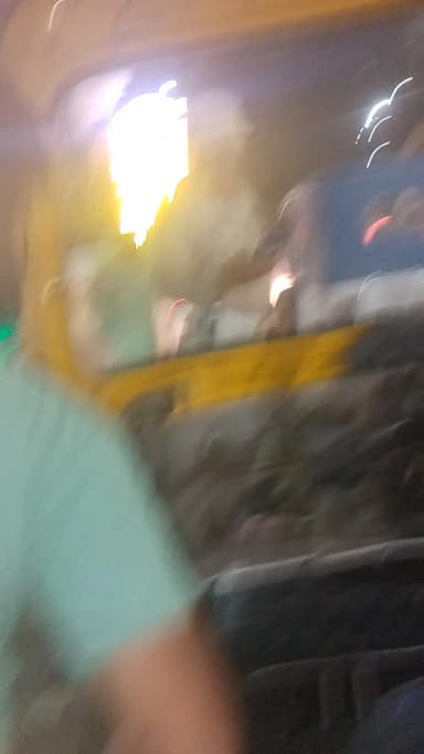 police aatya char dekhye ya kese gali de rha hai auto wale ko enko or help karni chaiye to or ya maar rhe hai auto wale