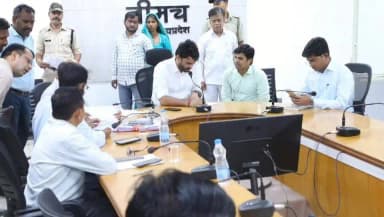 जनसुनवाई में दुर्घटना पीडित दिव्यांग श्रवण कुमार को कलेक्टर द्वारा रेडक्रास से स्वरोजगार के लिए आर्थिक सहायता प्रदान करने के निर्देश भी दिए। डीकेन के श्रवण कुमार ने ट्रेक्टर दुर्घटना में दिव्यांग हो जाने पर आर्थिक सहायता का अनुरोध #जनसुनवाई में किया था।
कलेक्टर श्री हिमांशु चंद्रा ने मंगलवार को जनसुनवाई में 112 आवेदकों की समस्याएं सुनी और उनका निराकरण करने के निर्देश संबंधित अधिकरियों को दिए। इस अवसर पर जिला पंचायत सीईओ श्री अमन वैष्णव, एडीएम श्री बी.एस.कलेश, सहित अन्य जिला अधिकारी उपस्थित थे।
#Neemuch
#Jansunwai
Jansampark Madhya Pradesh