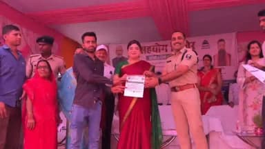 जिला पदाधिकारी श्रीमती अभिलाषा शर्मा एवं पुलिस अधीक्षक श्री अमरीश राहुल के नेतृत्व में पिपरा पंचायत में आयोजित सहयोग शिविर में जन शिकायतों के त्वरित एवं प्रभावी समाधान की दिशा में महत्वपूर्ण पहल की गई। विभिन्न विभागों द्वारा आमजन की समस्याओं का ऑन-द-स्पॉट निष्पादन किया गया तथा पात्र लाभुकों को सरकारी योजनाओं से लाभान्वित किया गया।
जनता की सेवा, समाधान का संकल्प और सुशासन की ओर एक मजबूत कदम। 🤝✨
#SahyogShivir #AbhilashaSharma #AmrishRahul #AurangabadBihar #GoodGovernance #PublicService
CMO Bihar Information & Public Relations Department, Government of Bihar