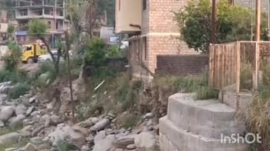 मंडी: स्यांज बाजार पर ज्यूनि खड्ड का खतरा बरकरार, मानसून से पहले स्थायी डंगा नहीं बना, प्रशासन पर उठे सवाल