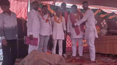 चकरनगर: भरेह इलाके के गजारा मंदिर पर चल रही श्रीमद्भागवत कथा में भाजपा नेताओं ने शिरकत की, आयोजकों ने किया सम्मानित