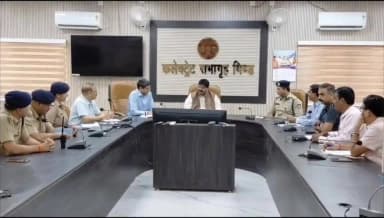 खनिज परिवहन में संलिप्त वाहनों की सघन जांच कर आवश्यकतानुसार जीपीएस प्रणाली स्थापित कराई जाए - परिवहन आयुक्त श्री जोगा
जिले में चल रही कार्रवाई एवं प्रवर्तन गतिविधियों की समीक्षा की
परिवहन आयुक्त श्री उमेश जोगा द्वारा जिले में चल रही कार्रवाई एवं प्रवर्तन गतिविधियों की समीक्षा बैठक कलेक्ट्रेट सभागार भिण्ड में आयोजित की गई। जिसमें अवैध रेत उत्खनन एवं परिवहन में संलिप्त वाहनों के विरुद्ध कड़ी कार्रवाई करने के निर्देश दिए। इस दौरान कलेक्टर भिण्ड, पुलिस अधीक्षक भिण्ड सहित वन, पुलिस, खनिज एवं परिवहन विभाग के अधिकारी एवं कर्मचारी उपस्थित रहे।
आयोजित समीक्षा बैठक में परिवहन आयुक्त श्री जोगा ने निर्देश दिए कि चंबल रेत के अवैध परिवहन में संलग्न वाहनों को तत्काल जब्त किया जाए तथा बिना नंबर प्लेट वाले वाहनों को पुलिस अभिरक्षा में रखकर वाहन चालकों एवं मालिकों के विरुद्ध परिवहन नियमों के तहत कठोर कार्रवाई सुनिश्चित की जाए। उन्होंने कहा कि खनिज परिवहन एवं चंबल रेत से संबंधित सभी वाहनों की सघन जांच की जाए तथा आवश्यकतानुसार उनमें जीपीएस प्रणाली भी स्थापित कराई जाए।
बैठक में कलेक्टर भिण्ड द्वारा जानकारी दी गई कि अवैध खनिज परिवहन के विरुद्ध की जा रही कार्रवाई की नियमित समीक्षा की जाती है तथा समय-समय पर आकस्मिक निरीक्षण कर प्रभावी कार्रवाई भी सुनिश्चित की जाती है। जिले में निगरानी एवं जांच के लिए चेकिंग पॉइंट स्थापित किए गए हैं, जहां लगातार वाहनों की जांच की जा रही है।
पुलिस अधीक्षक भिण्ड ने पुलिस विभाग की ओर से आवश्यक बल एवं सहयोग उपलब्ध कराने का आश्वासन दिया।
परिवहन आयुक्त ने निर्देशित किया कि जिले में कहीं भी अवैध रेत भंडारण पाए जाने पर उसे तत्काल समाप्त कर विनष्टीकरण की कार्रवाई की जाए। उन्होंने कहा कि अवैध गतिविधियों में संलिप्त किसी भी वाहन को किसी भी स्थिति में नहीं छोड़ा जाएगा और संबंधित विभाग समन्वय स्थापित कर लगातार कार्रवाई जारी रखें। उन्होंने यात्री बस सेवाओं के परिवहन के संबंध में निर्देशित कर कहा कि बिना परमिट के कोई भी बस नहीं चलनी चाहिए, समय-समय पर संघन चैकिंग कर उनकी परमिट तथा फिटनेस की जांच की जाए।
उन्होंने कहा कि जिले में अवैध खनिज परिवहन एवं चंबल रेत के अवैध कारोबार पर प्रभावी नियंत्रण शासन की सर्वोच्च प्राथमिकताओं में शामिल है तथा आवश्यकता पड़ने पर अतिरिक्त संसाधन एवं स्टाफ भी उपलब्ध कराया जाएगा।
#CMMadhyaPradesh
#JansamparkMP
Department Of Revenue, Madhya Pradesh
#भिण्ड
#Bhind