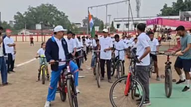 ⏩ स्वस्थ जीवनशैली, पर्यावरण संरक्षण एवं फिट इंडिया के संदेश के साथ स्टेडियम में आयोजित हुआ उमरिया साइक्लोथॉन 2026।
⏩ युवाओं, विद्यार्थियों एवं नागरिकों ने उत्साहपूर्वक भाग लेकर साइकिल चलाने के प्रति जागरूकता का दिया संदेश।
@cmmadhyapradesh
@mpsportsdept
#jansamparkmp
#cyclothon2026
#WorldBicycleDay
#RideforHealth
#उमरिया