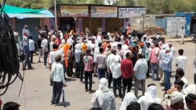 दमयंती नगर: तुलाई में देरी से भड़के किसान, कृषि उपज मंडी के बाहर किया चक्काजाम; एक घंटे तक थमा दमोह-सागर मार्ग, जमकर की नारेबाजी