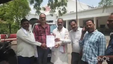 उरई: शहर में व्यापार मंडल के लोगों ने ट्रांसपोर्टर कारोबारी की समस्याओं को लेकर जिला प्रशासन को सौंपा ज्ञापन