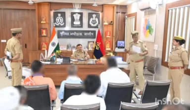 उरई: पुलिस अधीक्षक विनय कुमार ने कार्यालय परिसर में की जनसुनवाई, फरियादियों की उमड़ी भीड़