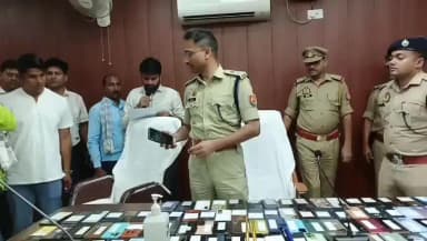 चंदौली: चंदौली में सर्विलांस टीम ने बरामद किए 111 खोए मोबाइल, एसपी ने स्वामियों को सुपुर्द किए