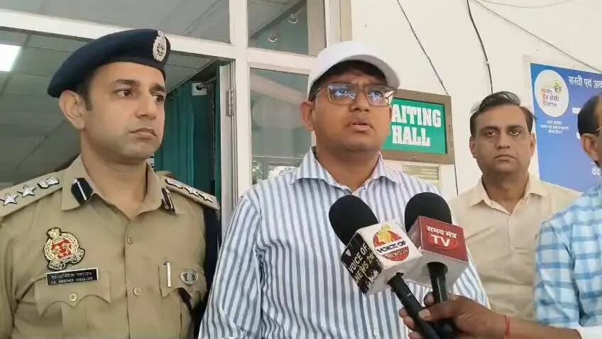 थानाक्षेत्र ढेबरुआ के कस्बा तुलसियापुर में निर्माणाधीन गेट की शटरिंग गिरने की घटना में जिलाधिकारी एवं #SSP_SDR द्वारा घटनास्थल का निरीक्षण किया गया तथा अस्पताल पहुंचकर घायलों का कुशलक्षेम जाना गया के सम्बंध में जिलाधिकारी सिद्धार्थनगर की वीडियो बाइट ।
@Uppolice
@AdgGkr
@dgpup https://t.co/mZLeFBivmM