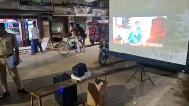 खड़गपुर: खड़गपुर में आग से बचाव को लेकर अग्निशमन विभाग ने चलाया जागरूकता अभियान, प्रोजेक्टर के माध्यम से अंबेडकर चौक पर चलाया