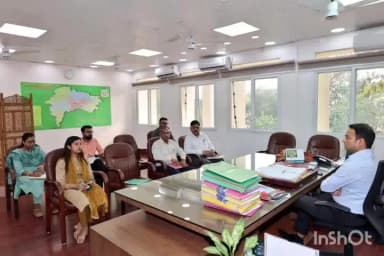 खूंटी: खूँटी समाहरणालय स्थित सभागार में उपायुक्त जावेद हुसैन की अध्यक्षता में नगर पंचायत खूँटी अंतर्गत संचालित विभिन्न योजनाओं