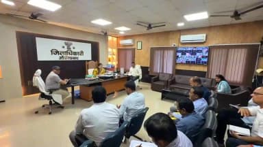 🚦 बेहतर यातायात • सुगम आवागमन • व्यवस्थित शहर
जिला पदाधिकारी श्रीमती अभिलाषा शर्मा की अध्यक्षता में शहर की यातायात व्यवस्था को सुदृढ़ बनाने हेतु समीक्षा बैठक आयोजित।
अतिक्रमण हटाने, अवैध पार्किंग पर कार्रवाई एवं बेहतर ट्रैफिक प्रबंधन को लेकर दिए गए आवश्यक निर्देश।
#Aurangabad #TrafficManagement #RoadSafety #GoodGovernance #DistrictAdministration
CMO Bihar Information & Public Relations Department, Government of Bihar Transport Department, Government of Bihar