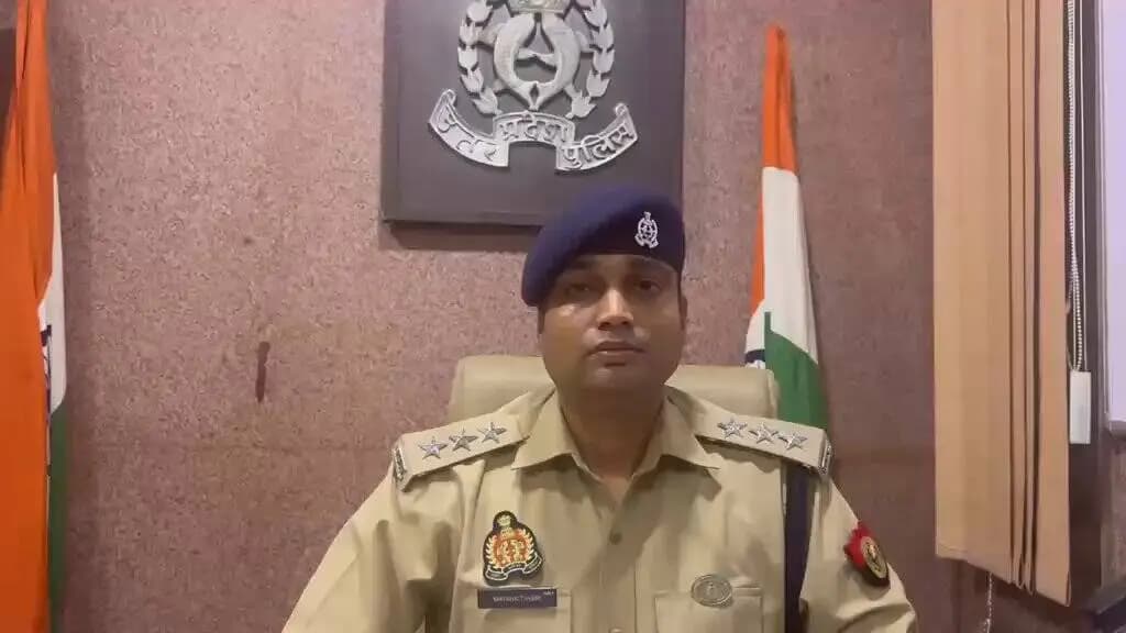 पुलिस कमिश्नर, आगरा @DeepakKumarIPS के निर्देशन में #आगरा_पुलिस द्वारा अपराध एवं अपराधियों के विरुद्ध जीरो टॉलरेंस नीति के तहत लगातार प्रभावी कार्यवाही की जा रही है।
दिनांक 03.06.2026 को थाना ताजगंज पुलिस को सूचना प्राप्त हुई कि थाना क्षेत्र में एक होटल के कमरे मे कुछ लोग जुआ खेल रहे है, उपरोक्त सूचना पर थाना ताजगंज पुलिस टीम द्वारा कार्यवाही करते हुए मौके पर पहुंचकर जुआ खेल रहे 07 अभियुक्तों को गिरफ्तार किया गया, गिरफ्तार अभियुक्तों के कब्जे से 1,48,000/- रुपए, 06 मोबाइल फोन व 03 मोटर साइकिल की चाबी बरामद हुई।
अभियुक्तों की गिरफ्तारी व की जा रही अग्रिम वैधानिक कार्यवाही के संबंध में श्री मयंक तिवारी सहायक पुलिस आयुक्त ताजसुरक्षा आगरा द्वारा दी गई बाइट।
