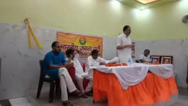 अलीगंज: अलीगंज कस्बे के माहौर वैश्य धर्मशाला में भाजपा की मंडलीय बैठक आयोजित, संगठन विस्तार और 'एक पौधा मां के नाम' कार्यक्रम