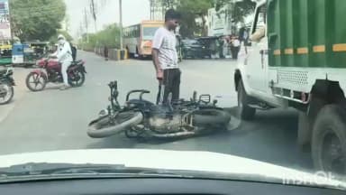 एटा: तेज रफ्तार लीडर बहन ने बाइक सवार युवक को मारी टक्कर, सड़क पर गिरा बड़ा हादसा टला