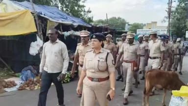 செங்கல்பட்டு: செங்கல்பட்டு பஜார் பகுதியில் மாவட்ட காவல் கண்காணிப்பாளர் நடைபயண ரோந்து பணியில் ஈடுபட்டார்