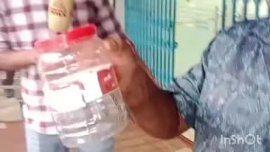 കോഴഞ്ചേരി: പത്തനംതിട്ട അബാൻ ജംഗ്ഷനിൽ കാനറ ബാങ്കിൻ്റെ മുൻവശത്തെ ഗ്രില്ലിൽ പാമ്പ് ചുറ്റി കിടന്നത് ഭീതി പരത്തി