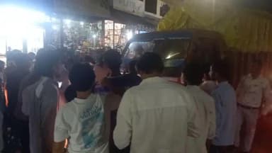उतरौला: उतरौला नगर में कर और डीसीएम के बीच हुई टक्कर, बगल से जा रही कर को डीसीएम ने मारी टक्कर, यातायात प्रभावित