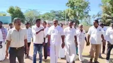 திருக்கழுக்குன்றம்: வள்ளிபுரம் அரசு பள்ளி மாணவ மாணவியர்களுக்கு ரோஜாப்பூ கொடுத்து எம்எல்ஏ வரவேற்றார்