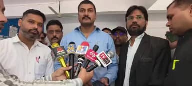 औरैया: राजस्व अधिवक्ताओं की मांगें पूरी कराने को लेकर डीबीए के वकीलों ने डीएम से की मुलाकात, बोले- सब साथ हैं