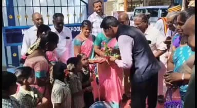 நாகப்பட்டினம்: கோடை விடுமுறை முடிந்து பல்லி வந்த மாணவர்களை நகராட்சி நடுநிலைப்பள்ளியில் ரோஜாப்பூ கொடுத்து வரவேற்ற மாவட்ட ஆட்சியர்
